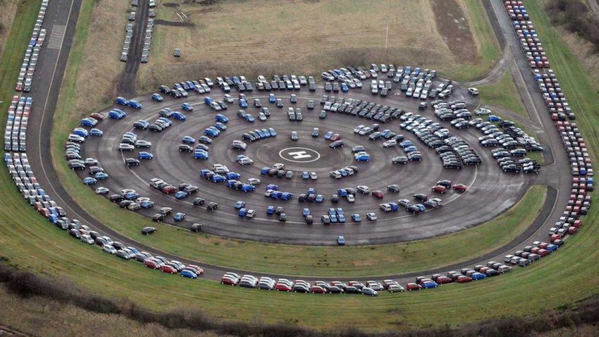 Tausende Neuwagen auf geheimen Autofriedhöfen?