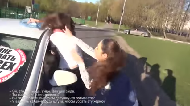 Junge Russen gegen aggressive Fahrer, die auf dem Gehweg fahren