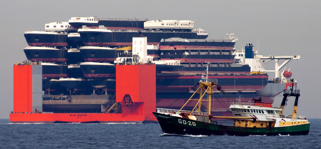 A ship carrying 350 tons. Блю Марлин судно. Blue Marlin корабль для перевозки. Судно Blue Marlin («голубой Марлин»). Blue Marlin — голландское полупогружаемое грузовое судно.