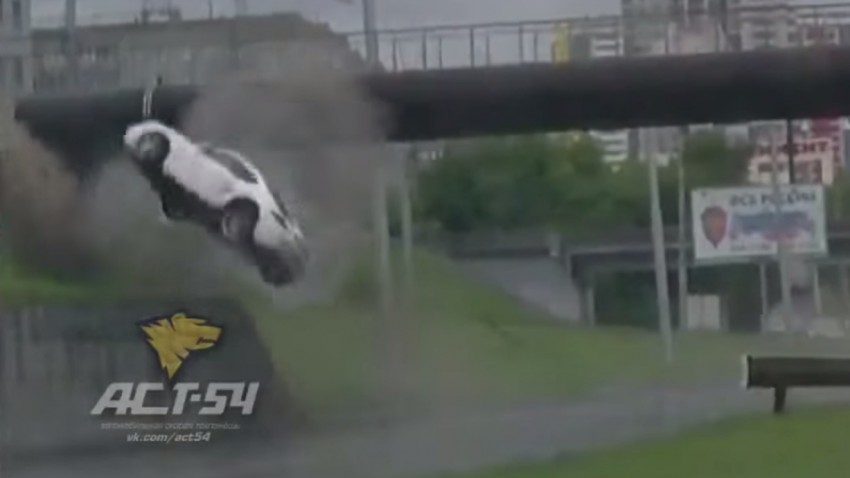 Wahnsinns-Crash mit fliegendem Porsche