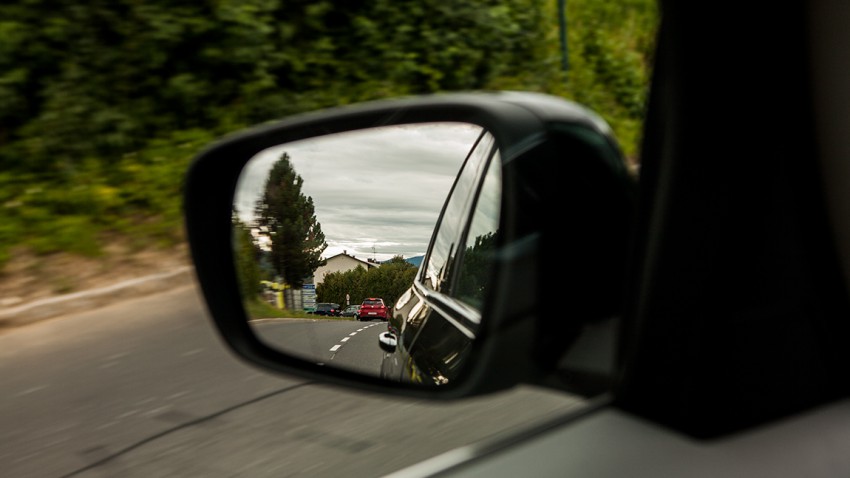 Wie stellt man die Seitenspiegel beim Auto richtig ein?