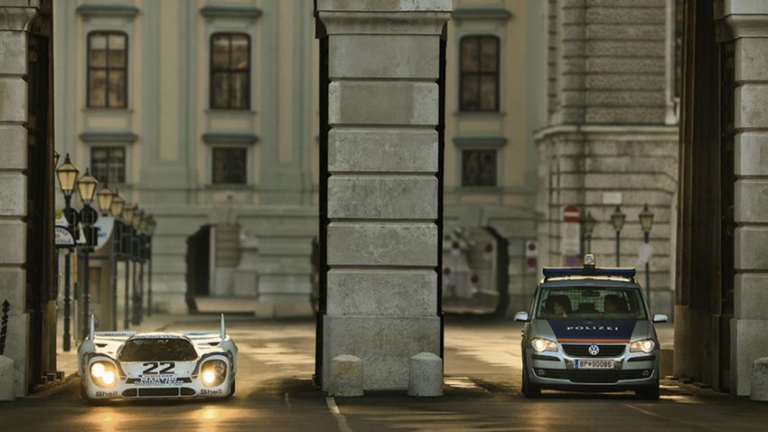 Ein Polizeiauto steht neben einem Porsche.