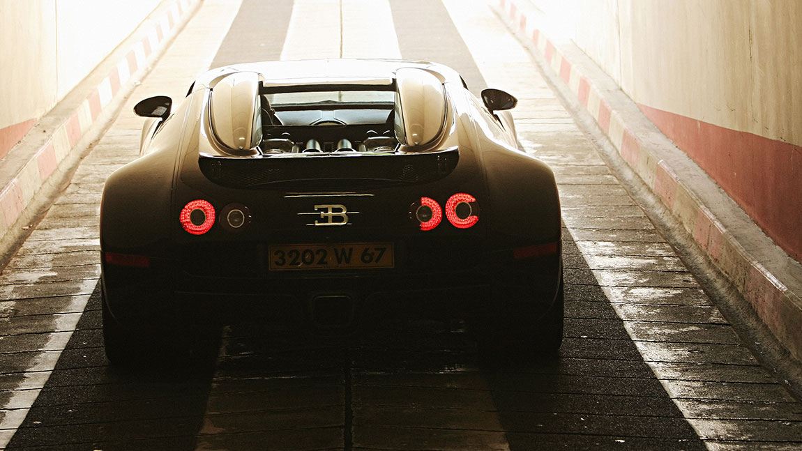 Ein Bugatti fährt durch einen Tunnel.
