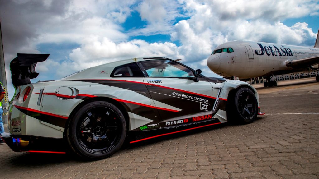 Seitwärts mit 305 km/h : Drift-Weltrekord im Nissan GT-R