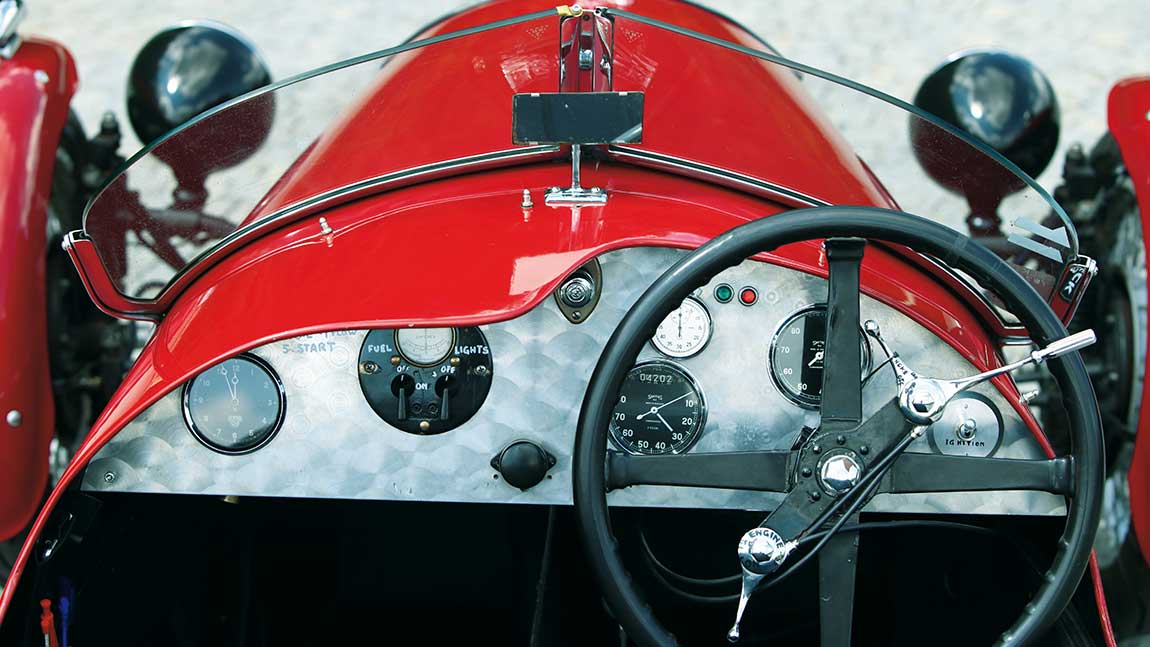 Cockpit mit Rechtslenkung in einem Morgan.