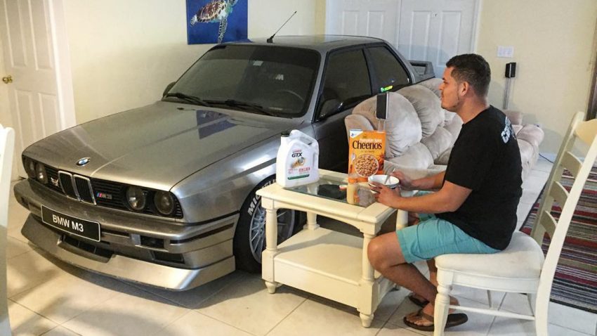 Dieser Mann holte seinen BMW während Hurrikan Matthew zu sich ins Wohnzimmer