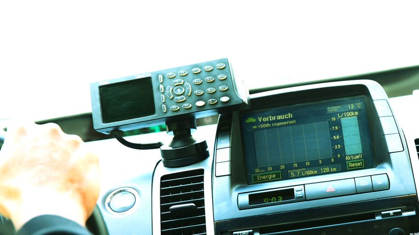 Der Taxometer in einem Taxi.