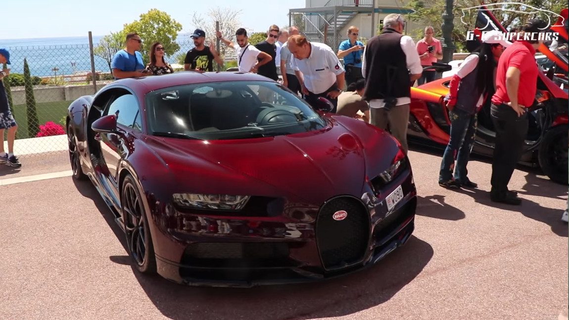 Ein roter Bugatti Chiron verdreht alle Köpfe in Monaco