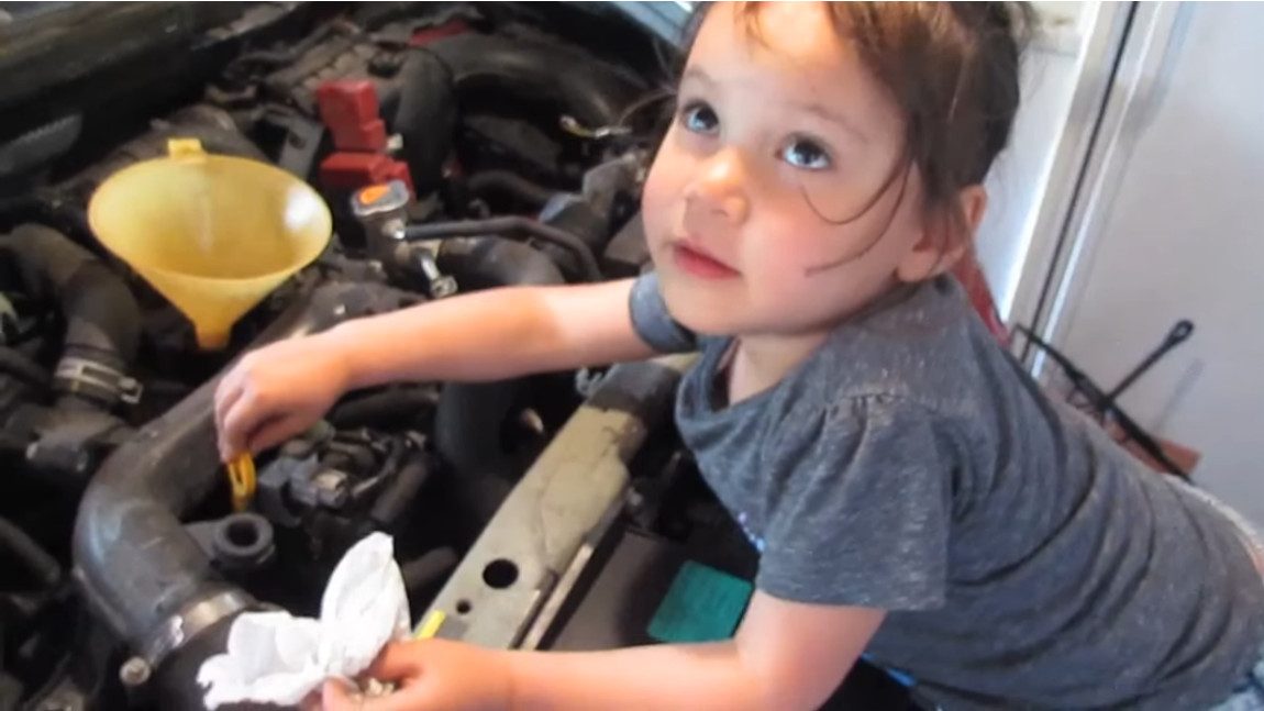 Diese 4-Jährige zeigt vor, wie man einen Ölwechsel macht