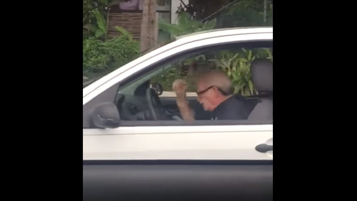 Headbangen im Auto: Dieser ältere Herr zeigt, wie's geht