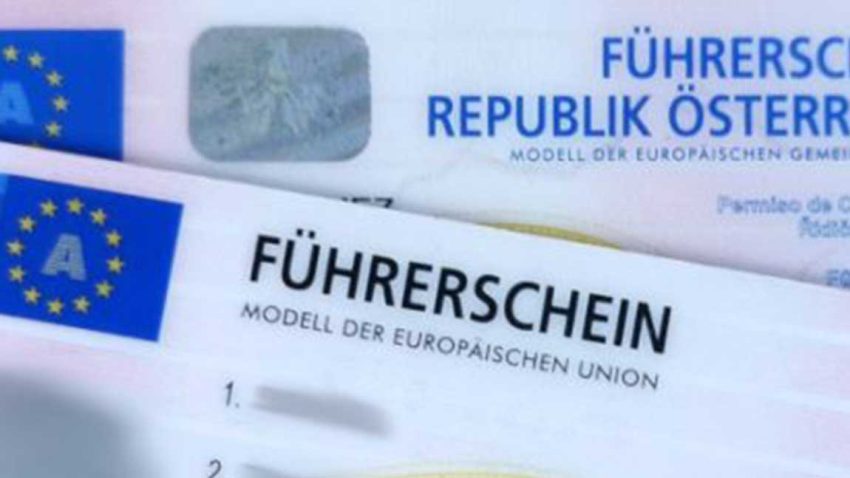 Zwei österreichische Scheckkarten-Führerscheine.