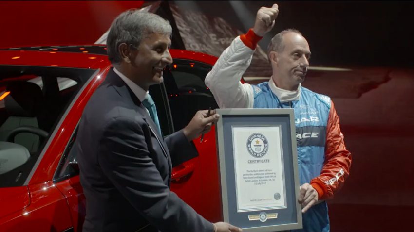 Jaguar E-Pace: Weltrekord und -Premiere mit Fassrolle