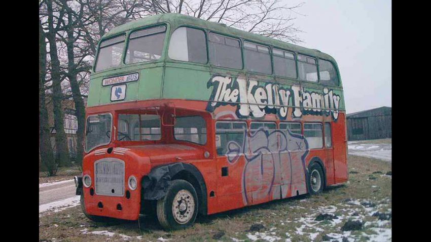 Der legendäre Kelly Family-Tourbus könnte euch gehören