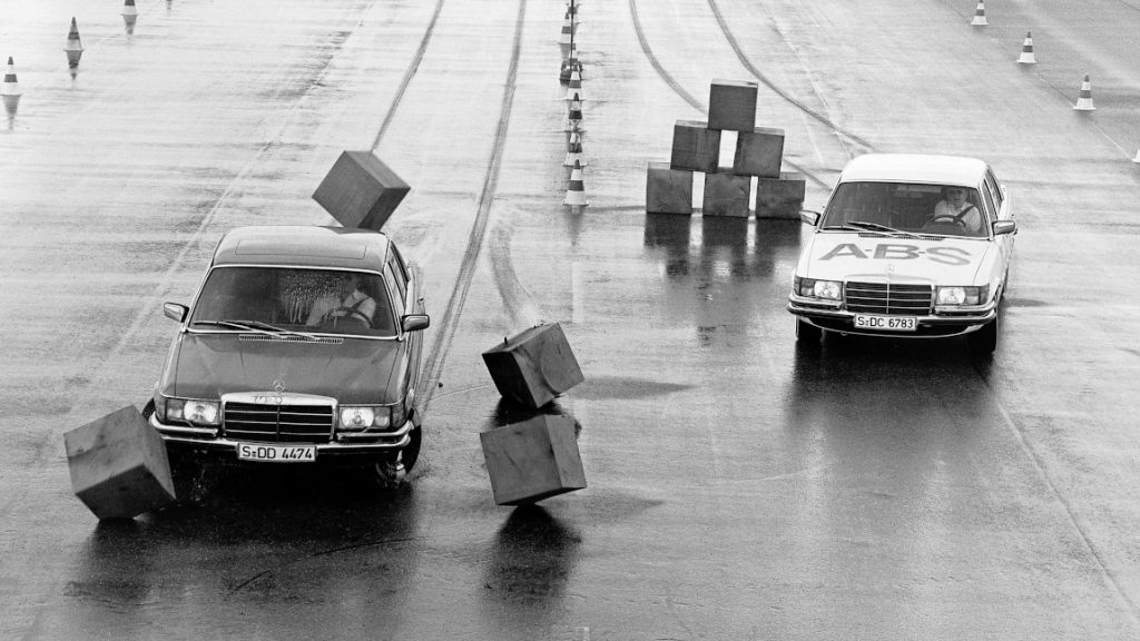Mercedes-Benz S-Klasse der Baureihe 116 (1972 bis 1980) mit und ohne Anti-Blockier-System (ABS) auf der Einfahrbahn in Stuttgart-Untertürkheim. Foto aus dem Jahr 1978. 