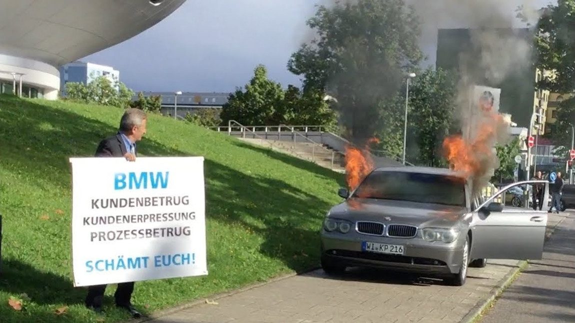 Wütender Autobesitzer protestiert gegen BMW - indem er seinen eigenen 7er abfackelt