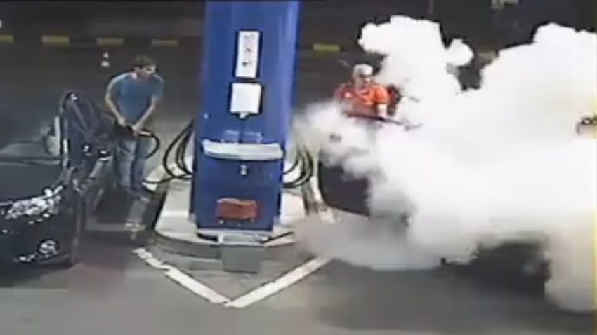 Tankstellen-Mitarbeiter maßregelt rauchenden Kunden - mit einem Feuerlöscher