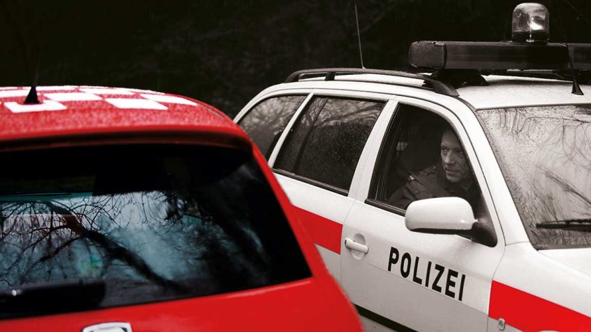 Eine Polizeikontrolle: Neben einem Kleinwagen bleibt ein Polizeiauto stehen.