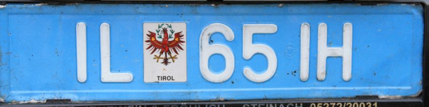 Ein blaues Kfz-Kennzeichen aus Österreich.