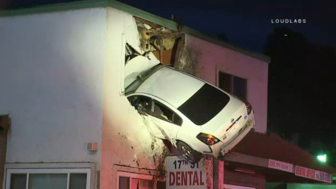 Mit dem Auto durch die Wand - im Obergeschoß