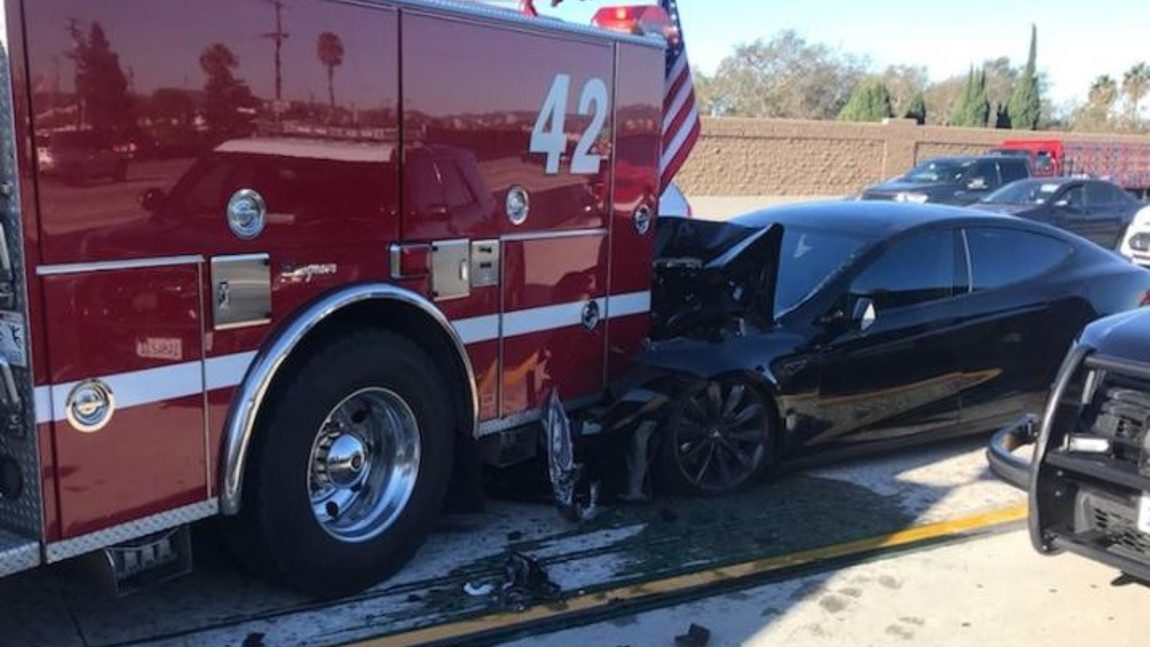 Dieser Tesla-Crash soll mit aktiviertem Autopiloten passiert sein