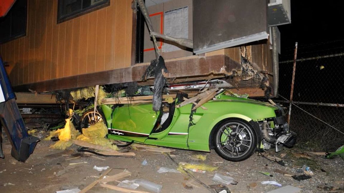 Ja, ein Lamborghini Gallardo passt komplett unter einen Bauwagen