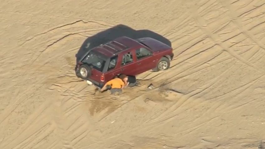 Für all diese Autofahrer verlief der Fluchtversuch vor einem Riesen-Stau buchstäblich im Sand