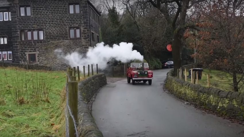 Dieser ältere Herr hat seinen Land Rover in einen Dampfwagen umgebaut