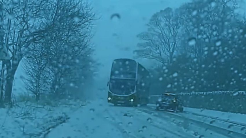 Wie diese schottische Doppeldeckerbus-Fahrerin einen Crash mit ihren Drift-Skills verhinderte