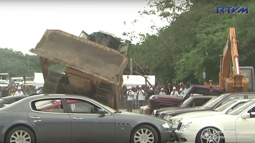 Bulldozer vs. BMW, Porsche & Co.: Philippinischer Präsident ließ 14 weitere Luxusautos verschrotten