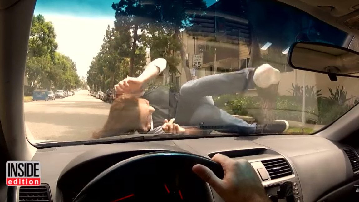Wie man reagieren sollte, wenn man als Fußgänger von einem Auto angefahren wird