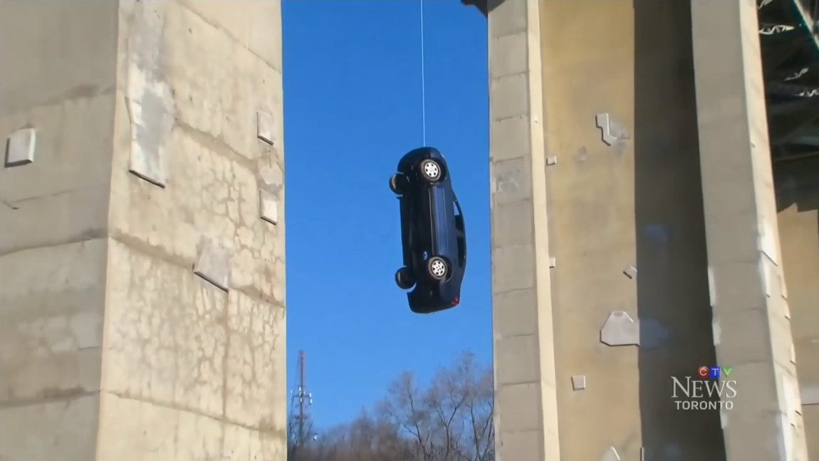 Dieser hängende Honda stellt die kanadische Polizei vor ein Rätsel