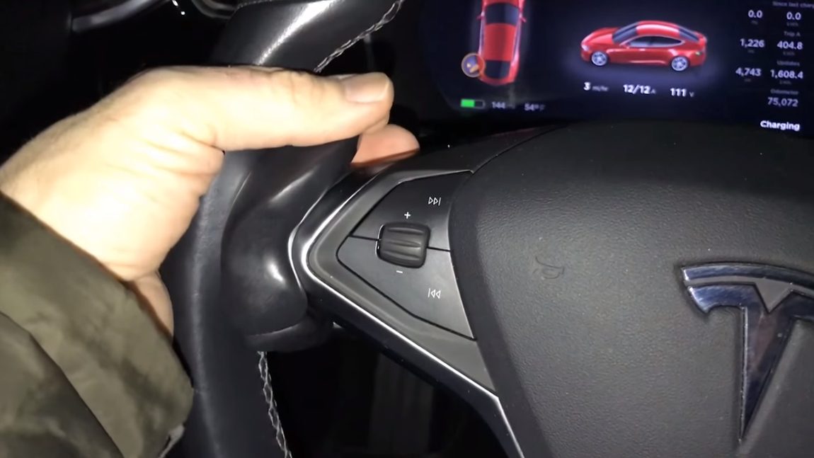 Der "Autopilot Buddy" ist das dümmstmögliche Accessoire für euren Tesla