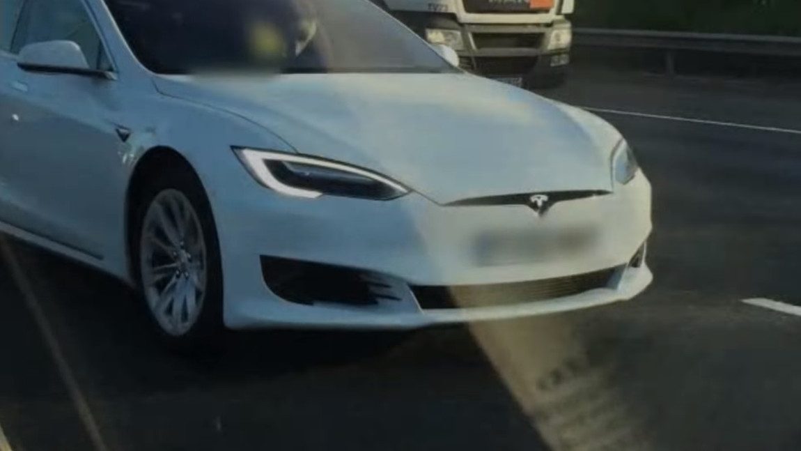Dieser Tesla-Fahrer wurde auf der Autobahn im Beifahrersitz erwischt