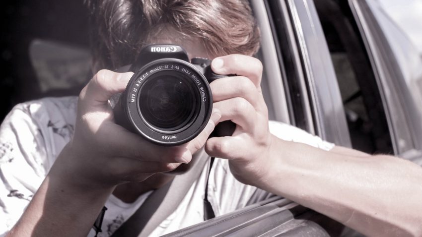 Umfrage: Jeder dritte Österreicher hat bereits während der Autofahrt fotografiert oder gefilmt
