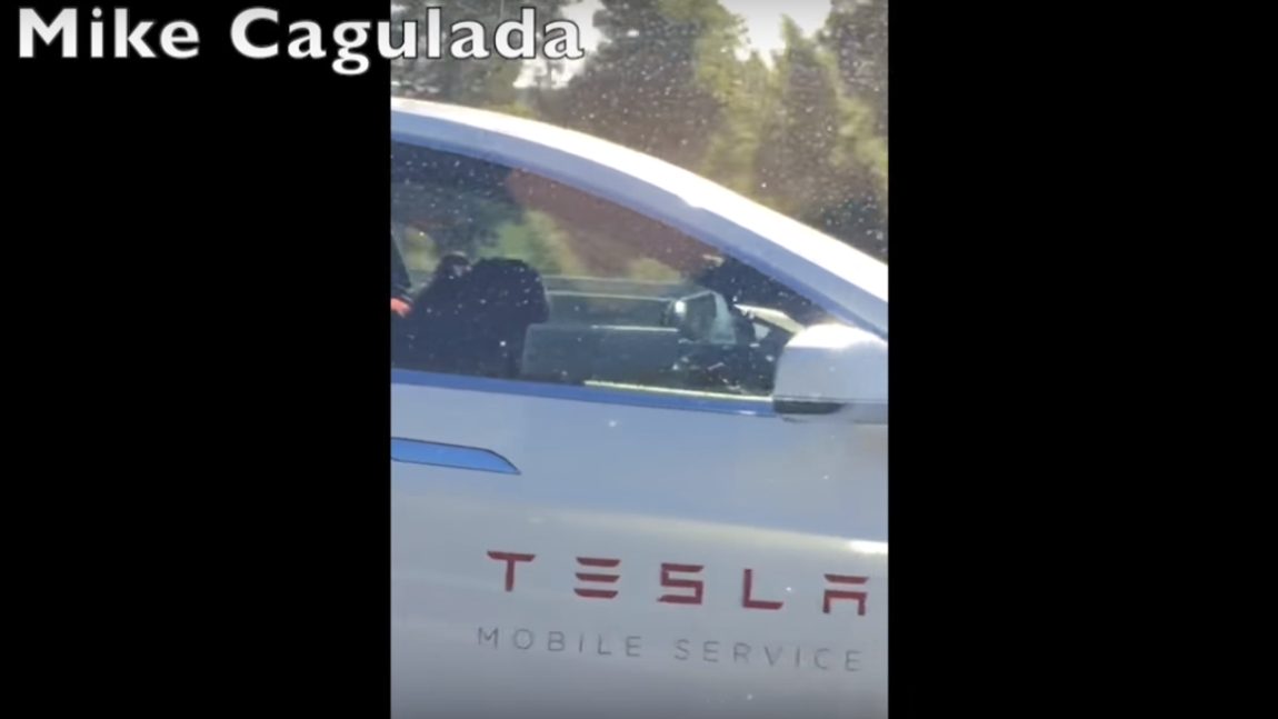 Schläft hier ein Tesla-Mitarbeiter am Steuer seines Servicefahrzeugs?
