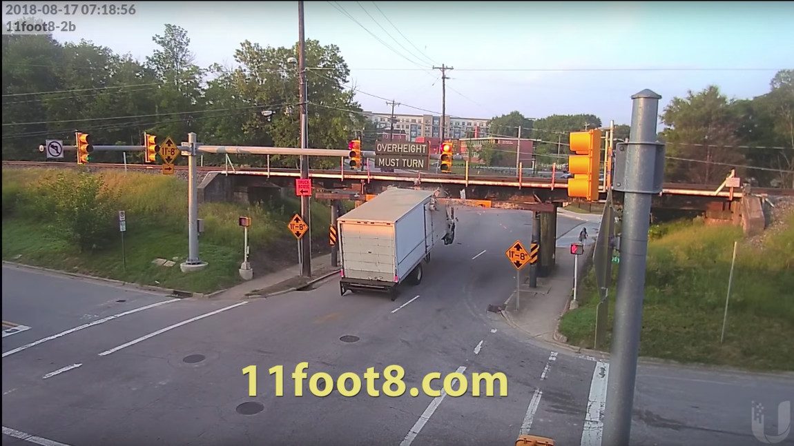 Lkw überfährt rote Ampel - und landet direkt in der "Dosenöffner-Brücke"