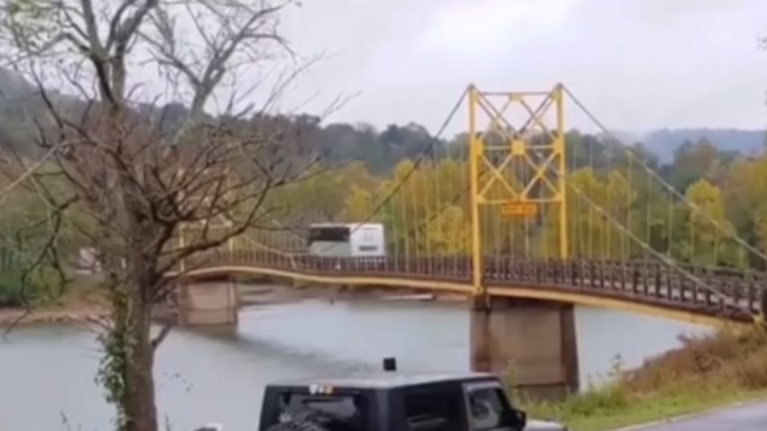 Dieser Bus bringt eine alte Holzbrücke hart an ihre Grenzen
