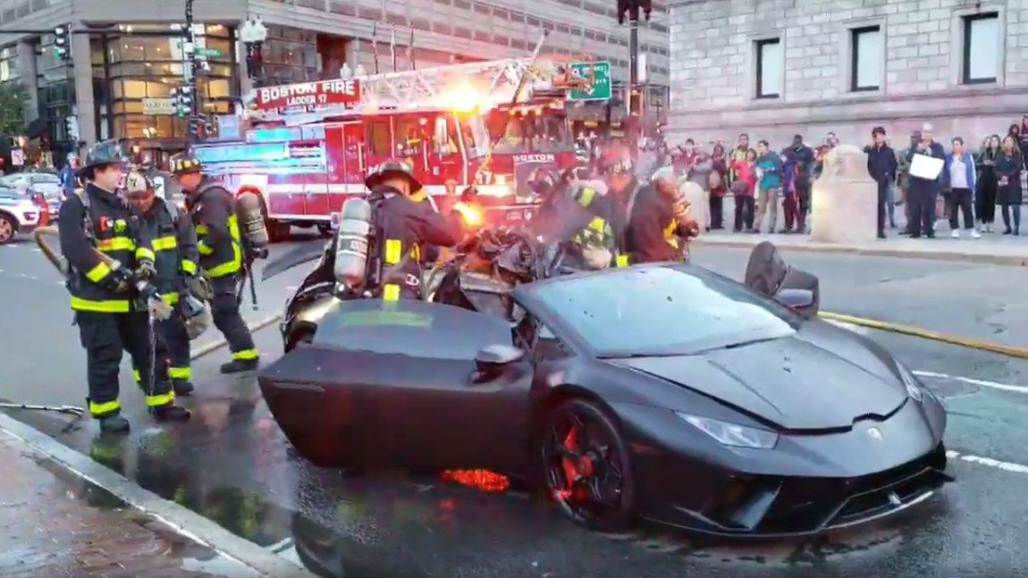 Feuerwehr seziert schwelenden Lamborghini Huracán Spyder
