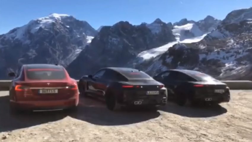 Porsche Taycan und Tesla Model S am Passo dello Stelvio