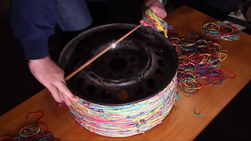 Gib' Gummi: Wie schlägt sich ein Reifen aus 25.000 Gummiringerln?