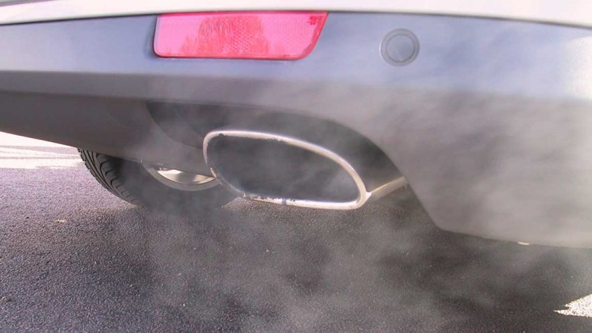 Weißer Rauch aus dem Auspuff eines Autos.