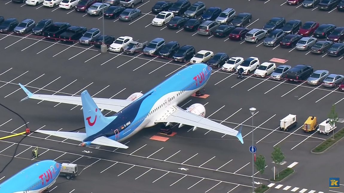 Wenn die Boeing am Mitarbeiter-Parkplatz stehen muss ...