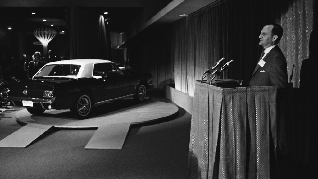 Lee Iacocca präsentiert den 1965er Ford Mustang, im Rahmen der Weltausstellung 1964 in New York.