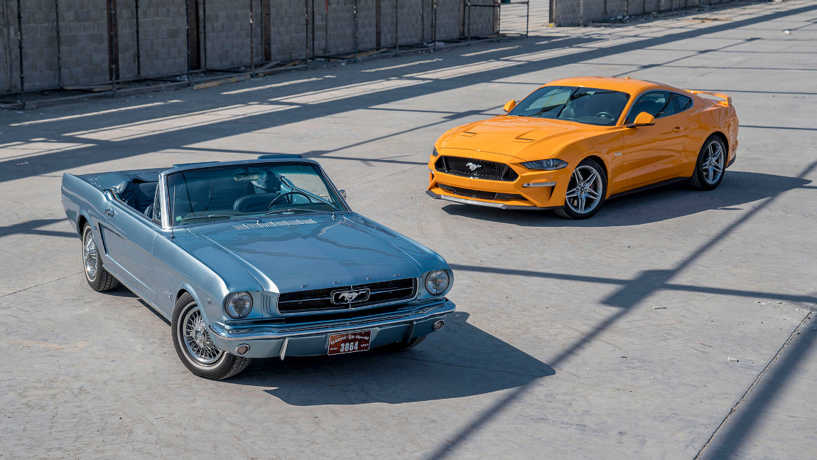 Der Ford Mustang (Baujahr 1965 und 2018).