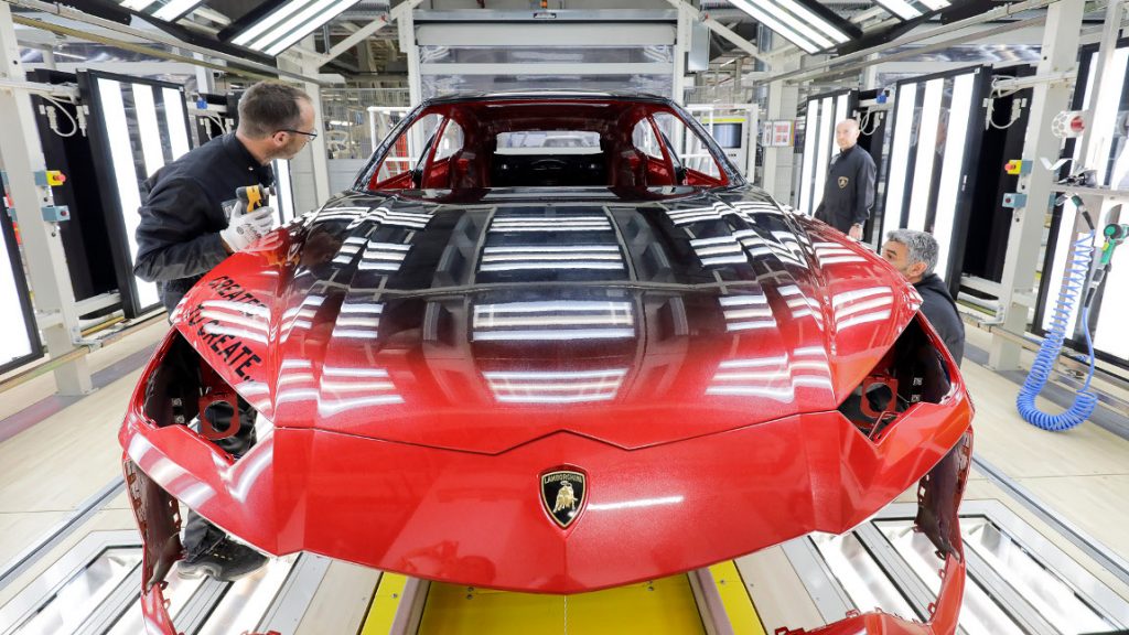 Ein Blick hinter die Kulissen von Lamborghinis neuer Lackiererei
