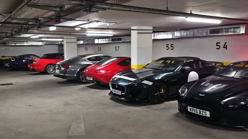 Richtig eingeparkte Autos in einer Garage.
