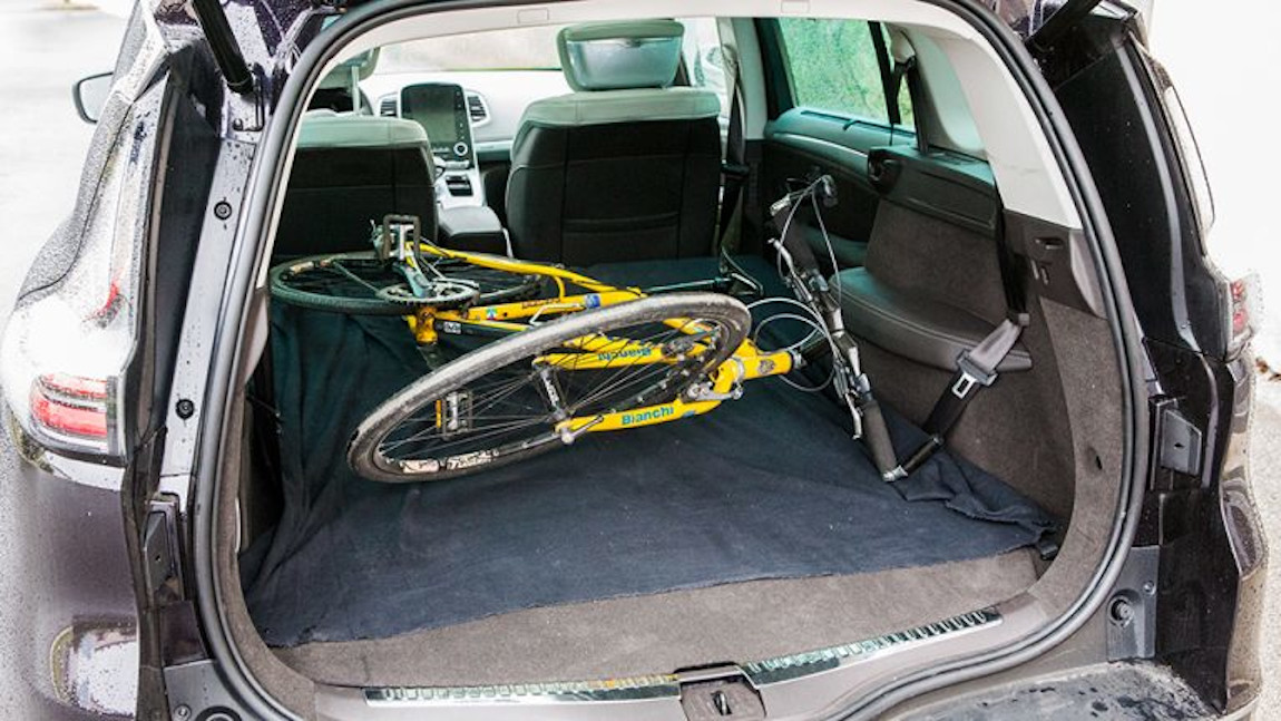 Fahrrad wird im Kofferraum transportiert