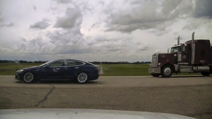 Tesla-Fahrer schlief bei 140 km/h hinterm Steuer