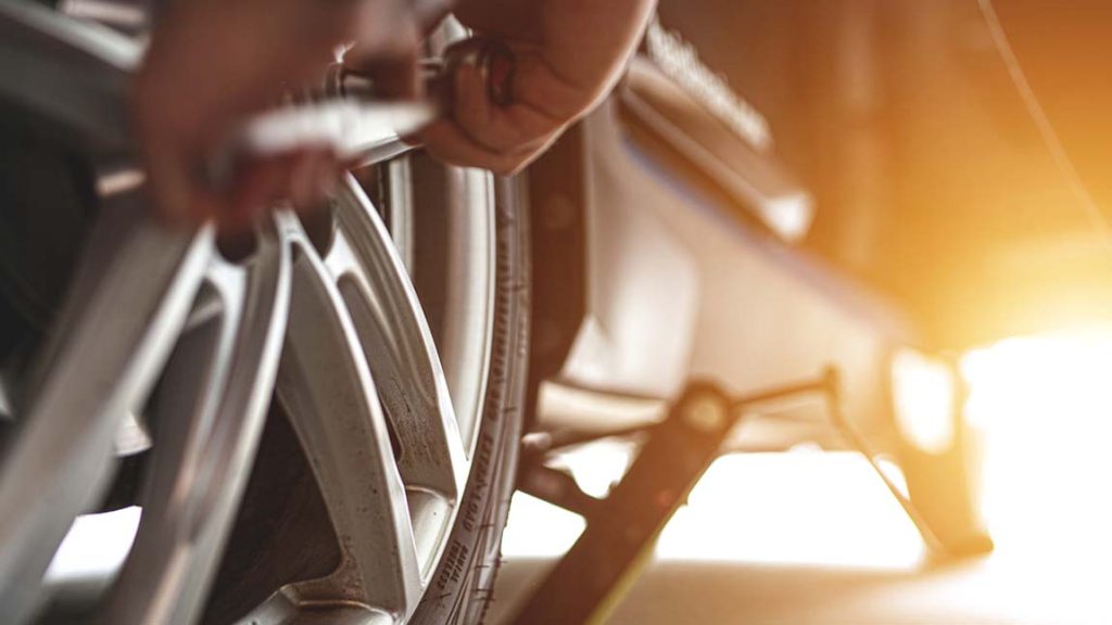 Die meisten Autofahrer:innen müssen zwei Mal im Jahr Reifen wechseln.