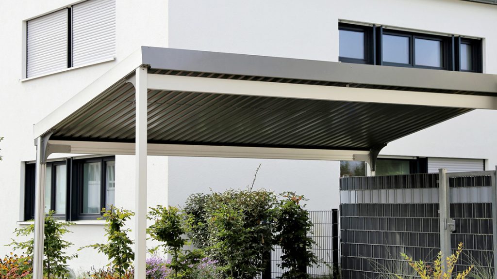 Ein Carport mit flachem Aluminium-Dach